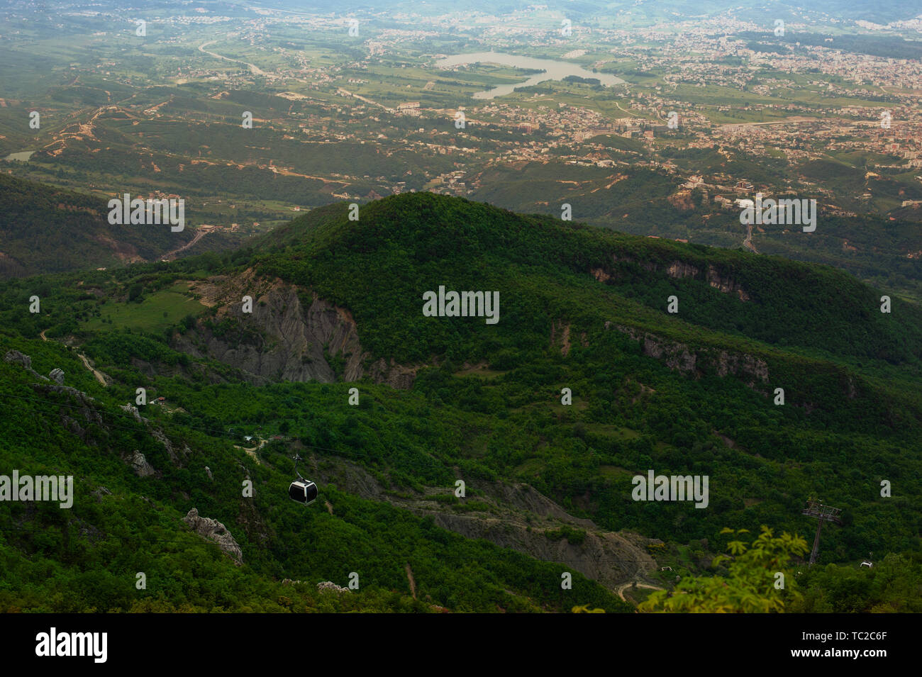 Vista aerea di Tirana, capitale dell'Albania dalla più vicina montagna Dajti Foto Stock