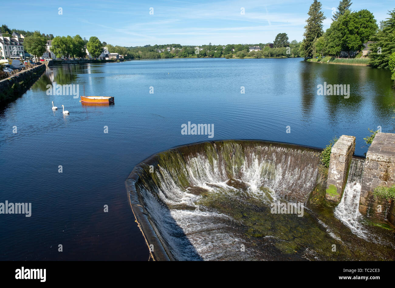 Flussi di acqua dal lago a Huelgoat, Finistère Bretagna, Francia, Europa Foto Stock
