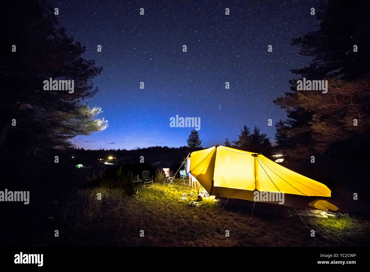 Tenda familiare con acciaio rigido poli su campeggio sotto il cielo stellato con la Via Lattea Foto Stock