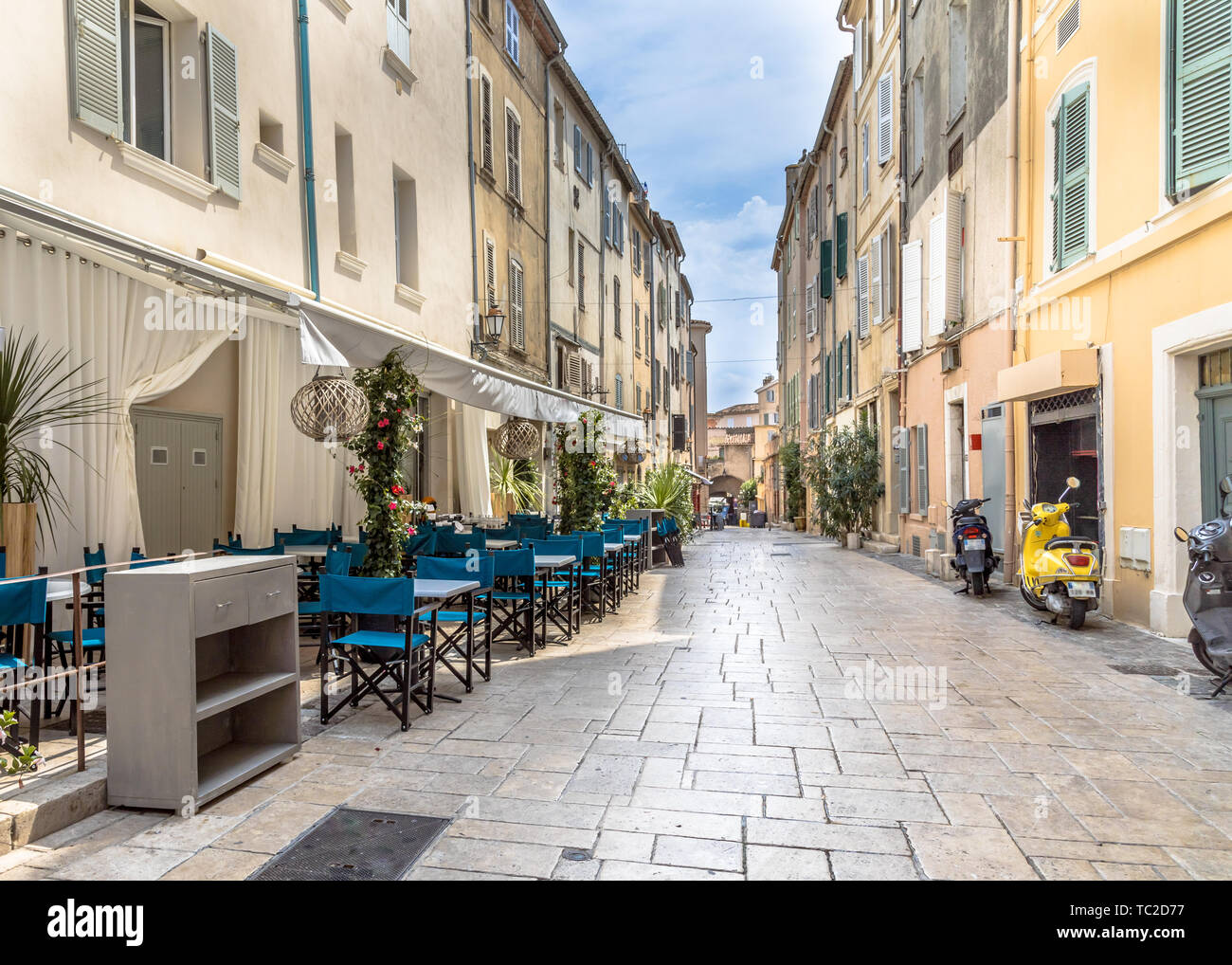 Street con ristorante e terrazza in comune di Saint Tropez Cote d'Azur, in Francia meridionale Foto Stock