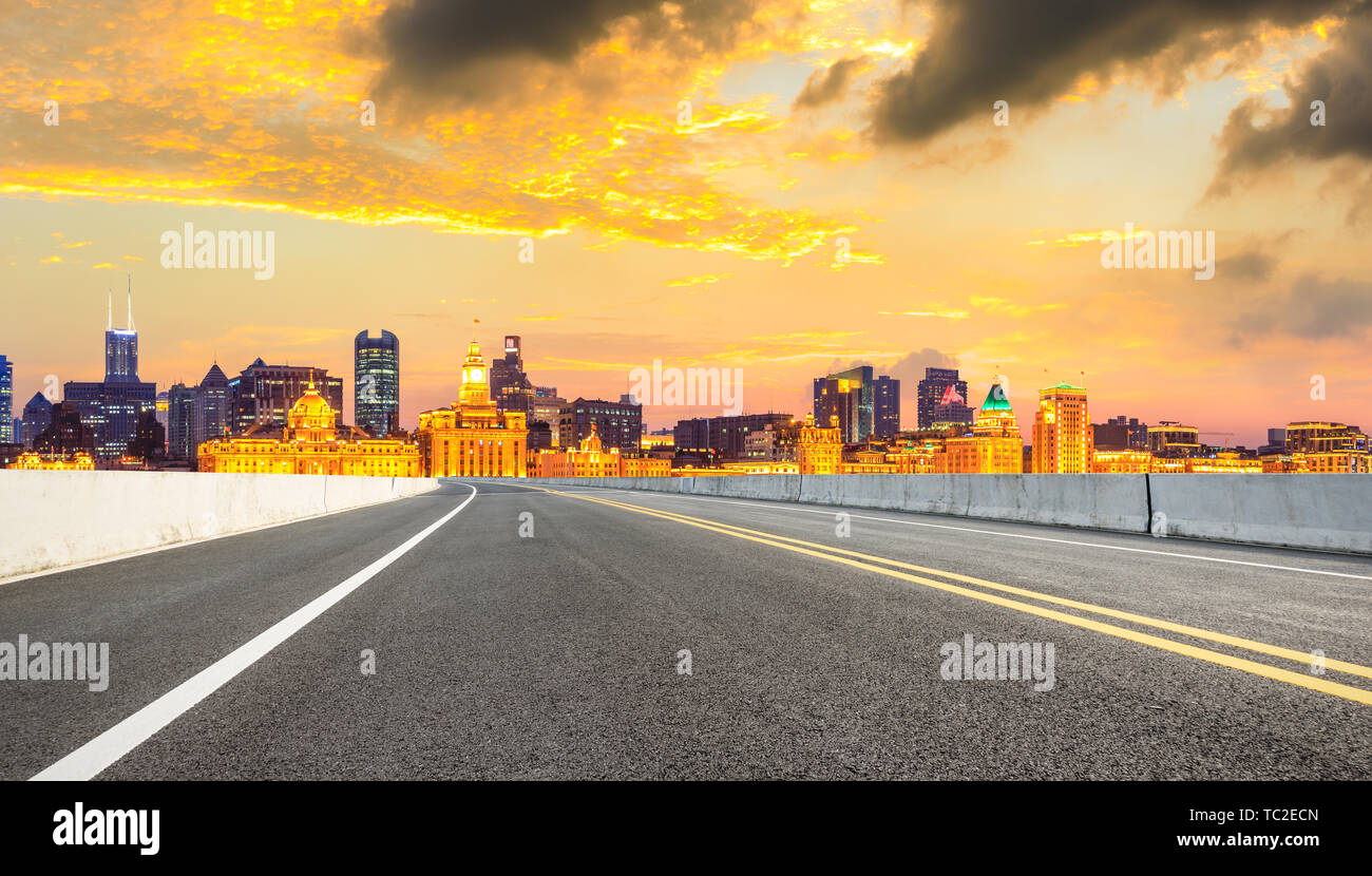 Shanghai skyline della città e di asfalto vuota autostrada al tramonto Foto Stock