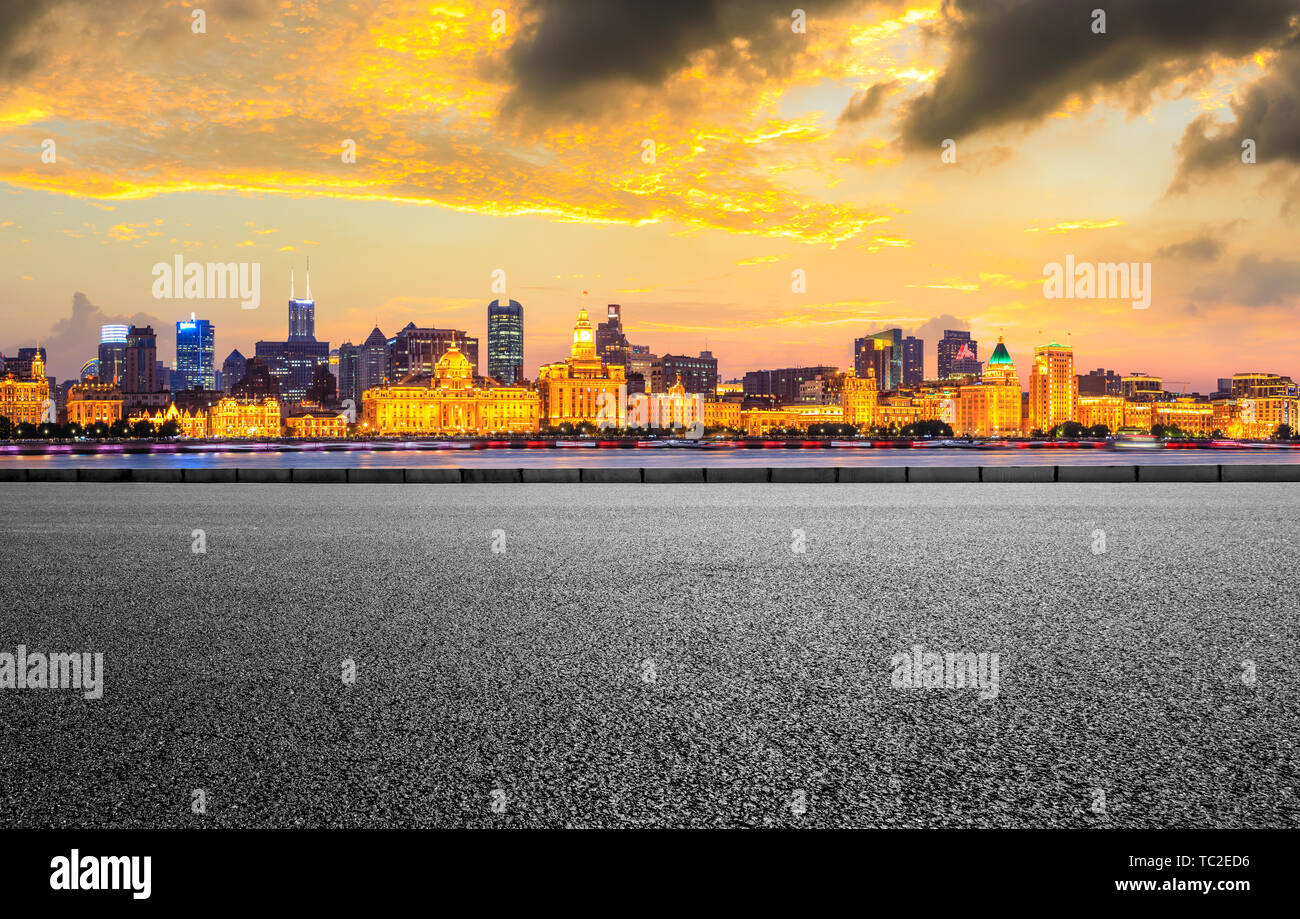Shanghai skyline della città e di asfalto vuota autostrada al tramonto Foto Stock