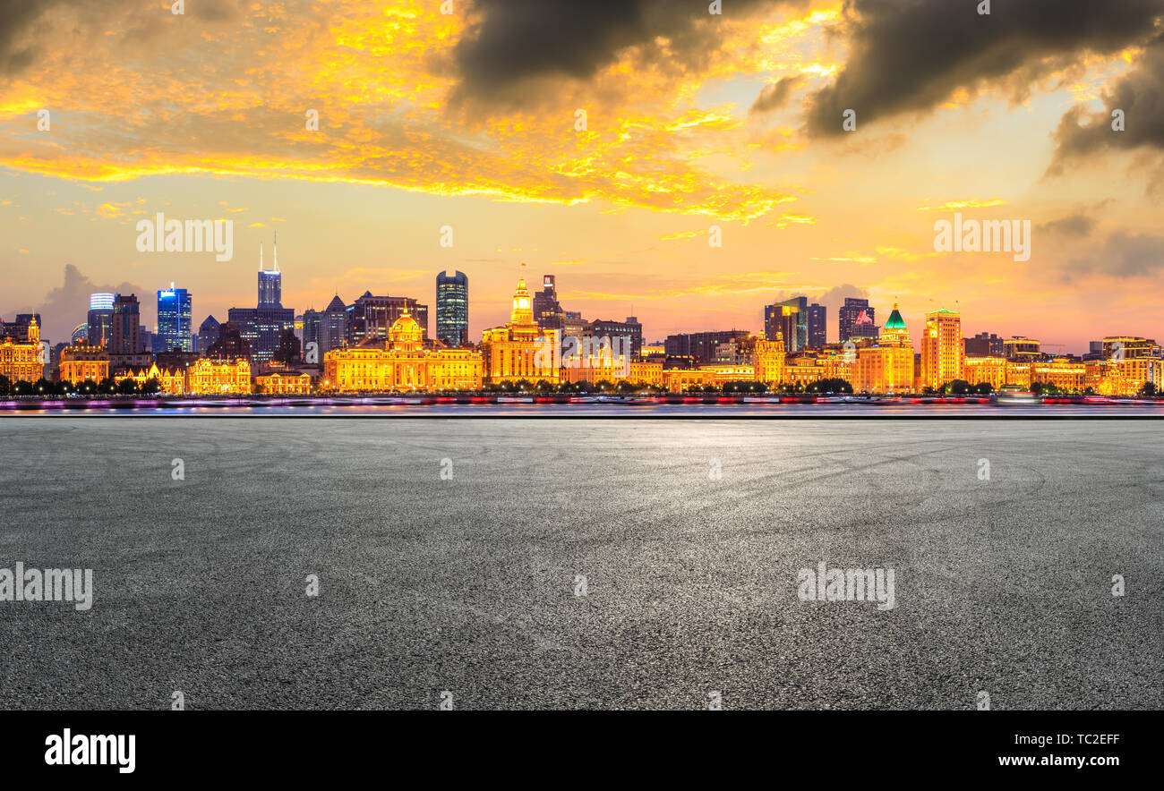 Shanghai bund skyline della città e vuoto strada asfaltata terreno di notte Foto Stock