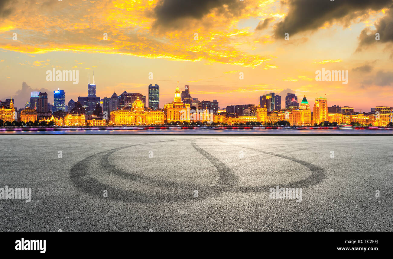 Shanghai bund skyline della città e vuoto strada asfaltata terreno di notte Foto Stock