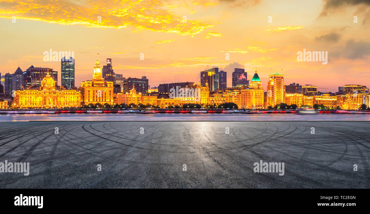 Shanghai bund skyline della città e vuoto strada asfaltata terreno di notte Foto Stock