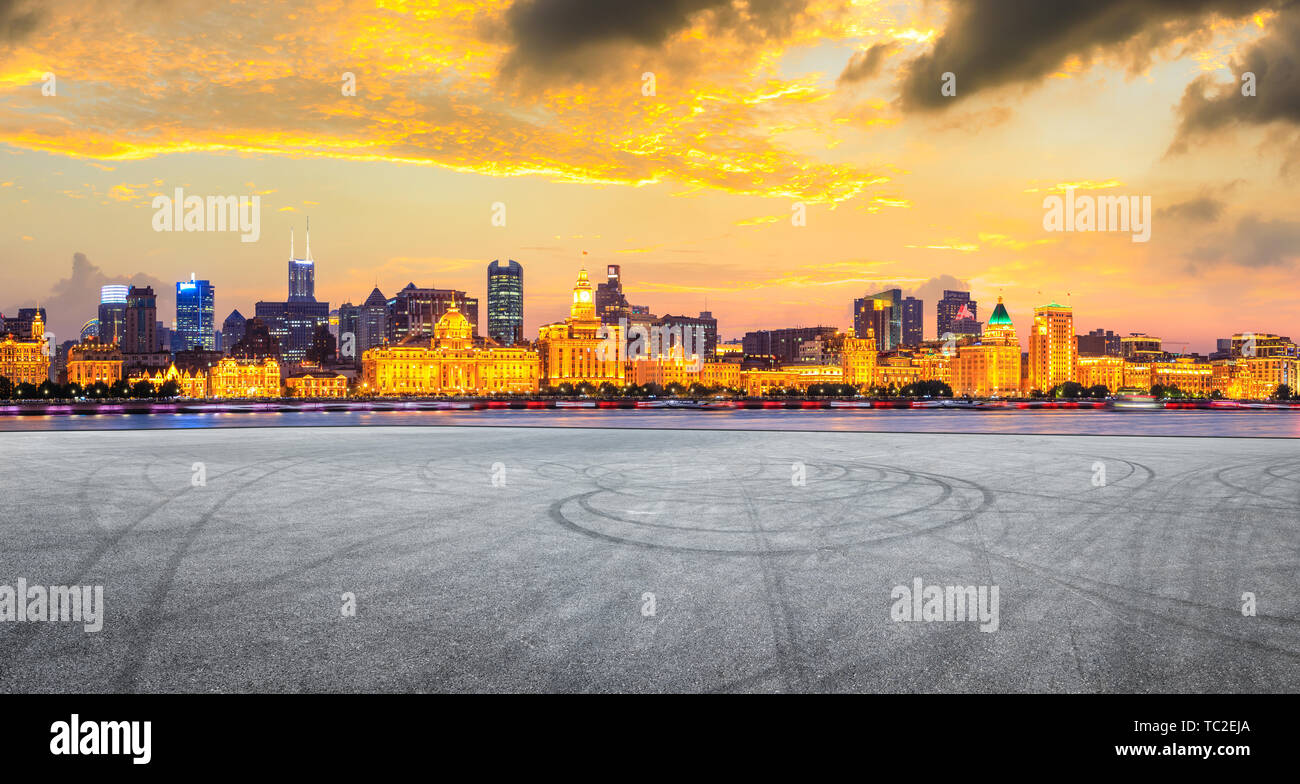 Shanghai bund skyline della città e vuoto strada asfaltata terreno di notte Foto Stock
