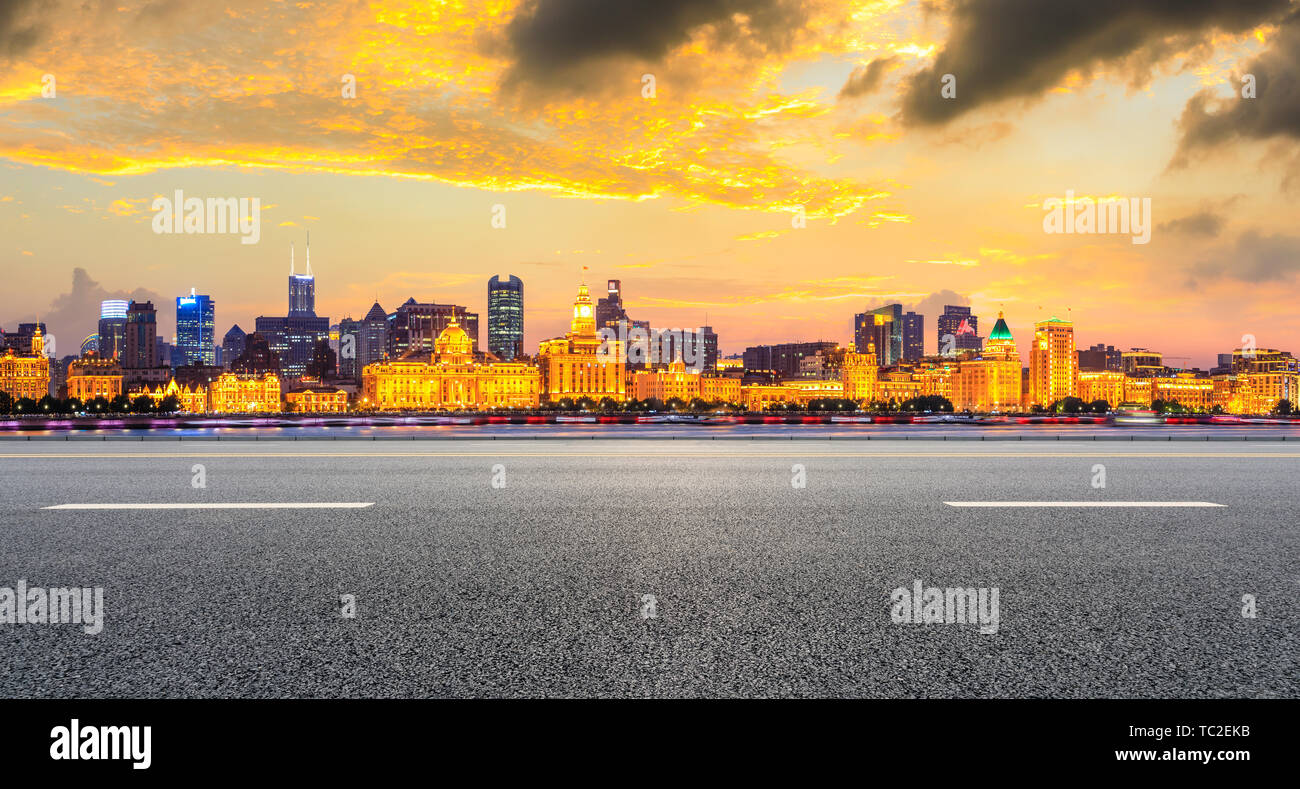 Shanghai skyline della città e di asfalto vuota autostrada al tramonto Foto Stock