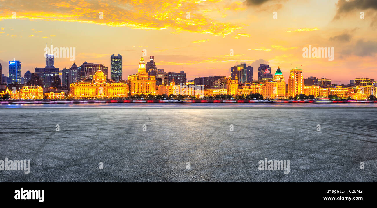 Shanghai bund skyline della città e vuoto strada asfaltata terreno di notte Foto Stock