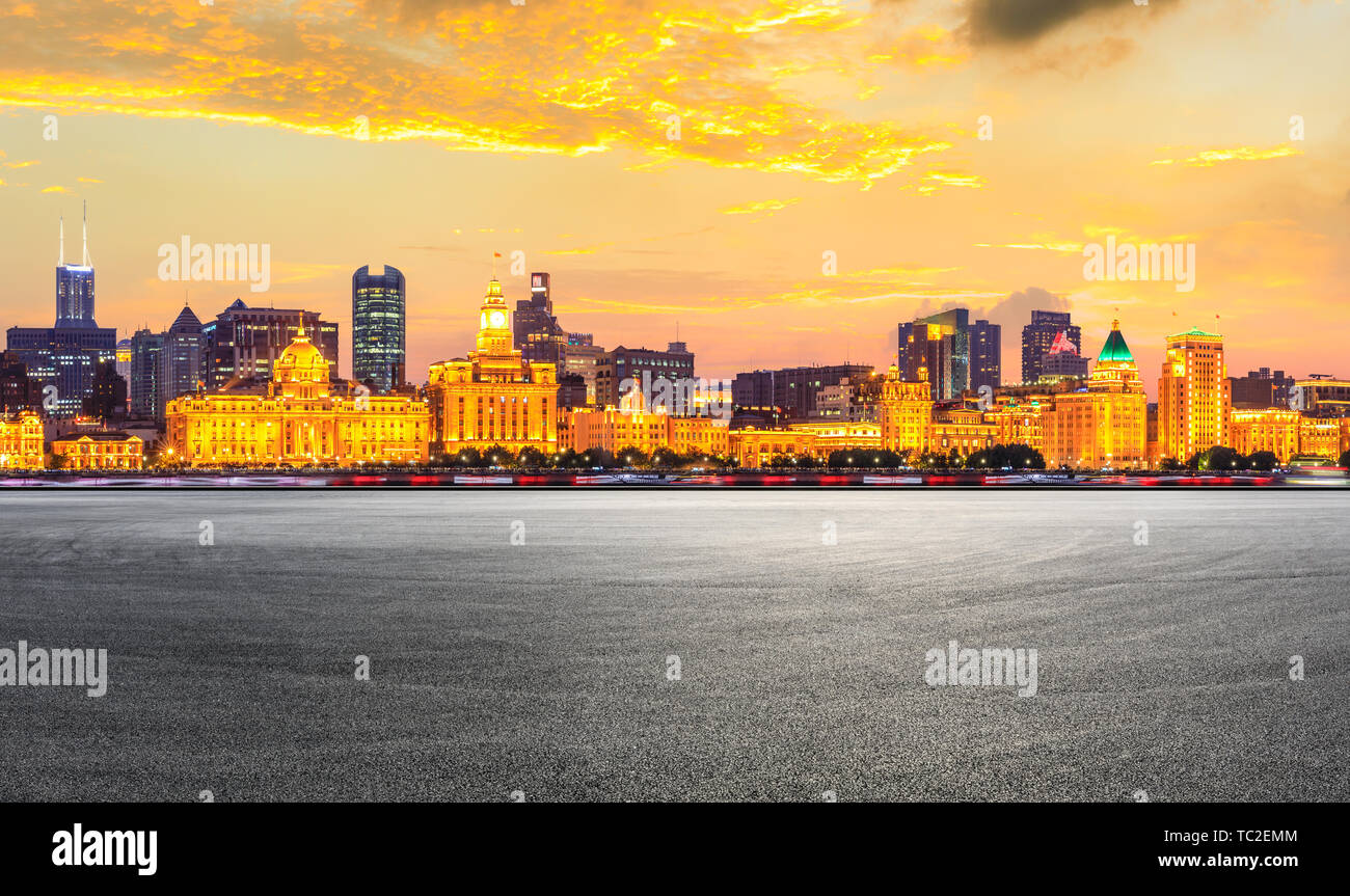 Shanghai bund skyline della città e vuoto strada asfaltata terreno di notte Foto Stock