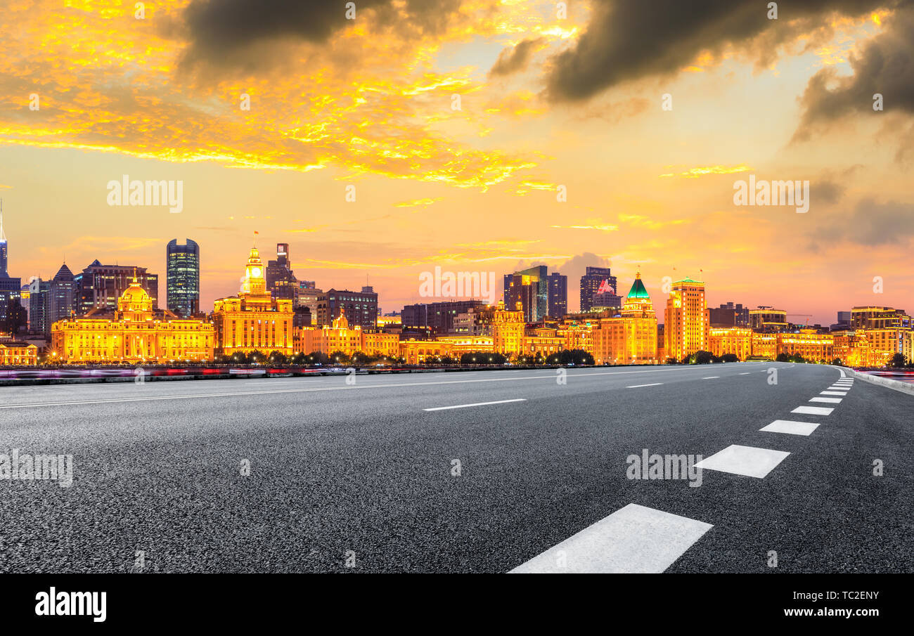 Shanghai skyline della città e di asfalto vuota autostrada al tramonto Foto Stock