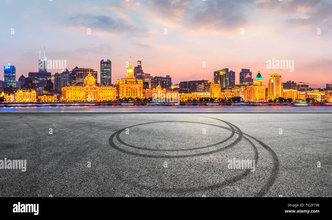 Shanghai bund skyline della città e vuoto strada asfaltata terreno di notte Foto Stock