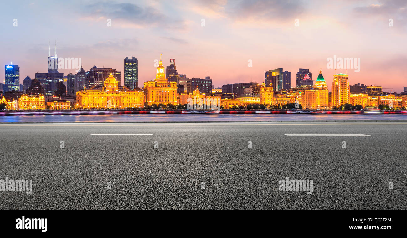 Shanghai skyline della città e di asfalto vuota autostrada al tramonto Foto Stock