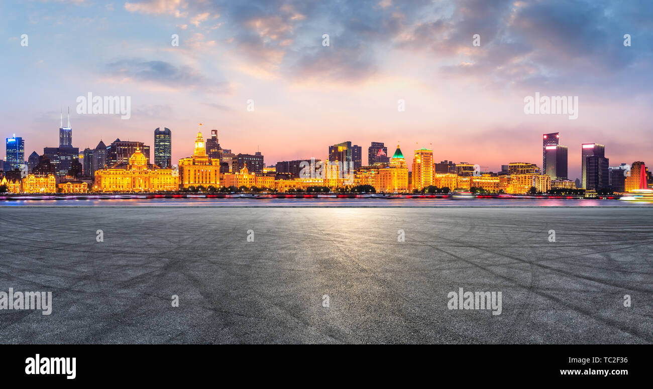 Shanghai bund skyline della città e vuoto strada asfaltata terreno di notte Foto Stock