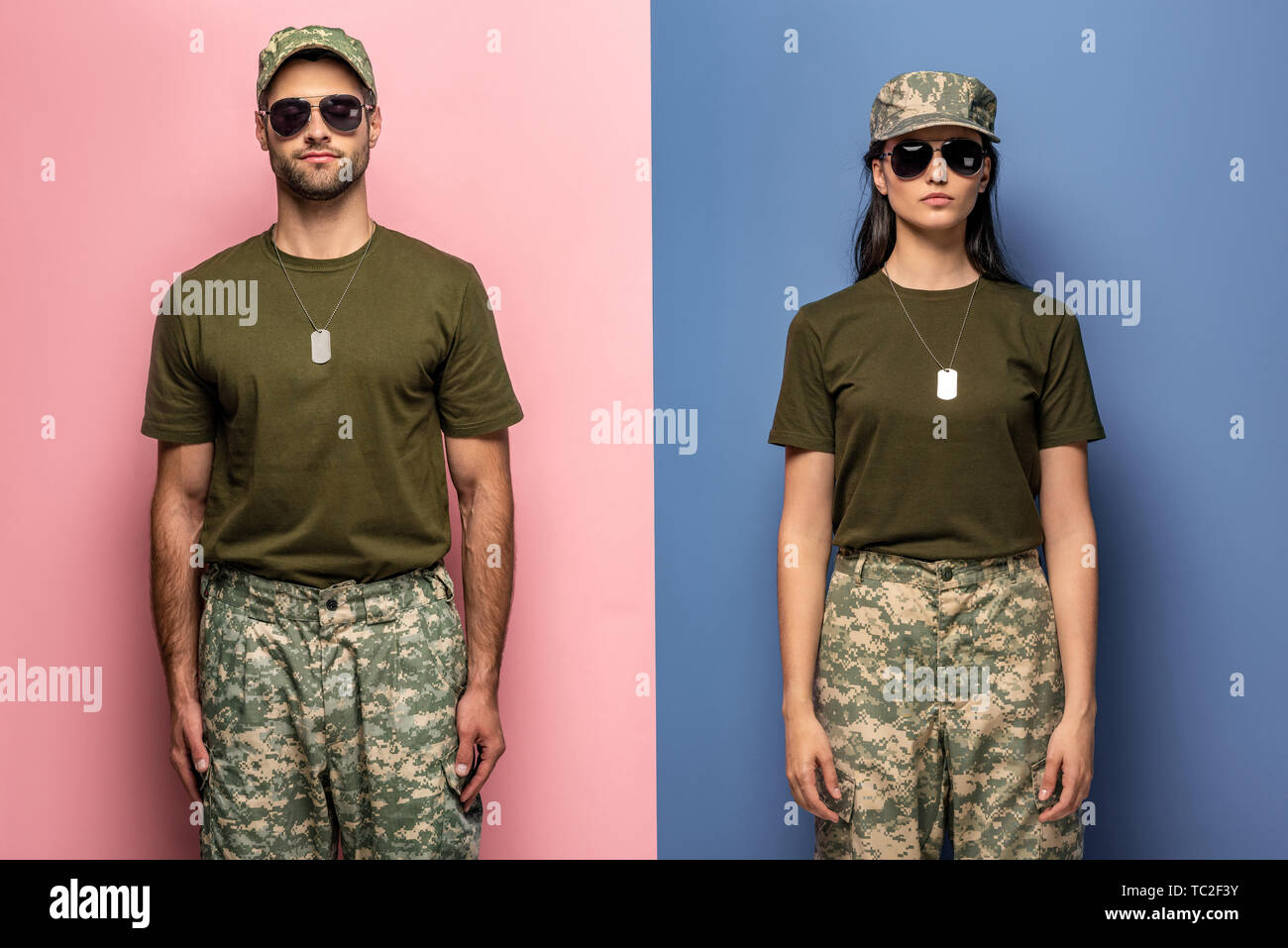 L uomo e la donna in uniforme militare e gli occhiali da sole sul blu e rosa  Foto stock - Alamy