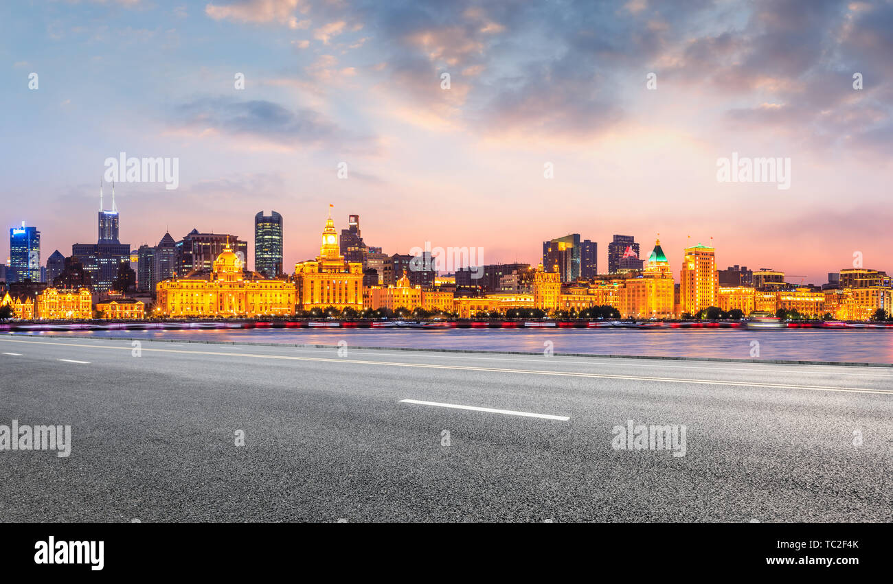Shanghai skyline della città e di asfalto vuota autostrada al tramonto Foto Stock