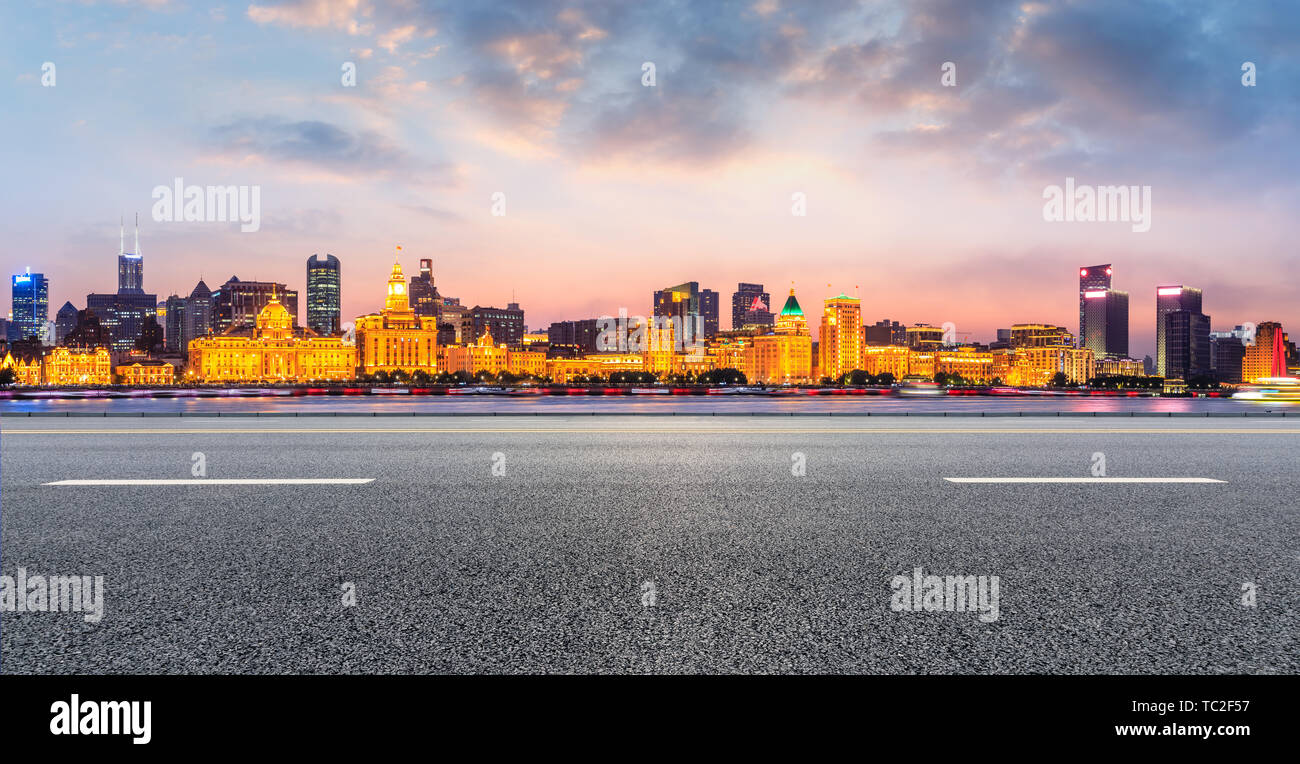 Shanghai skyline della città e di asfalto vuota autostrada al tramonto Foto Stock