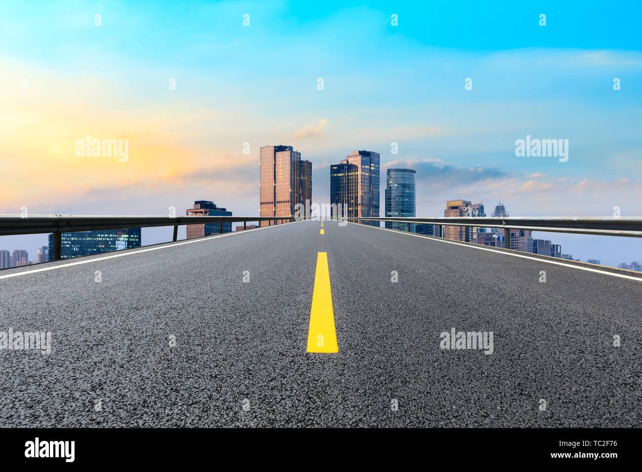 Shanghai skyline della città e il moderno ufficio commerciale edificio con strada vuota al crepuscolo Foto Stock