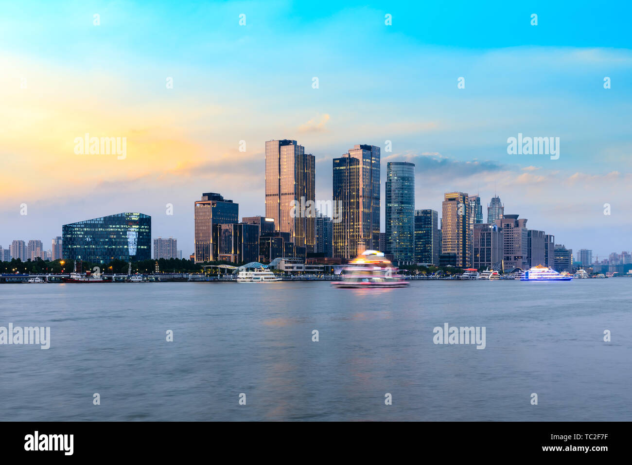 Shanghai skyline della città e il moderno ufficio commerciale edificio al crepuscolo Foto Stock