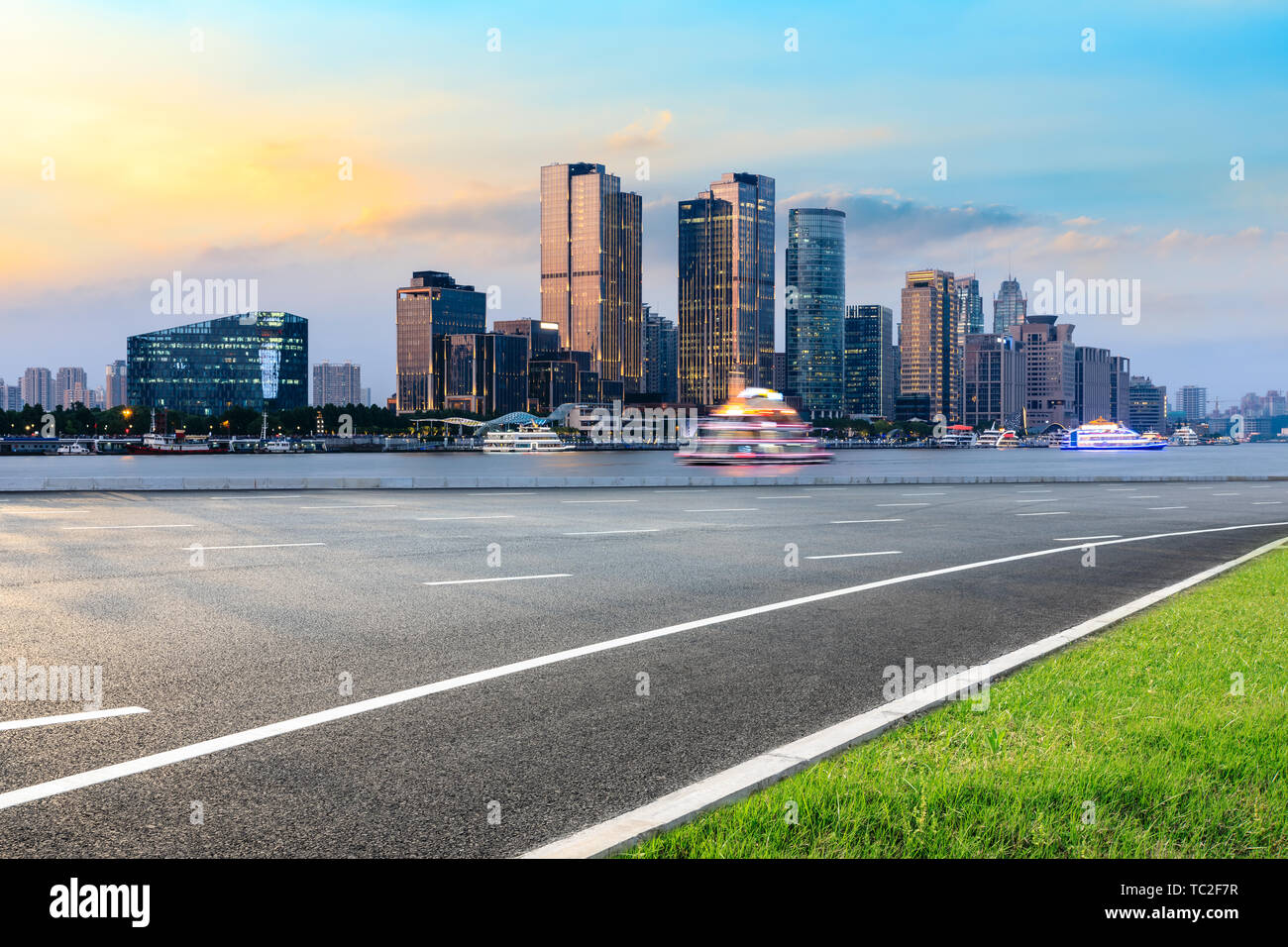 Shanghai skyline della città e il moderno ufficio commerciale edificio con strada vuota al crepuscolo Foto Stock