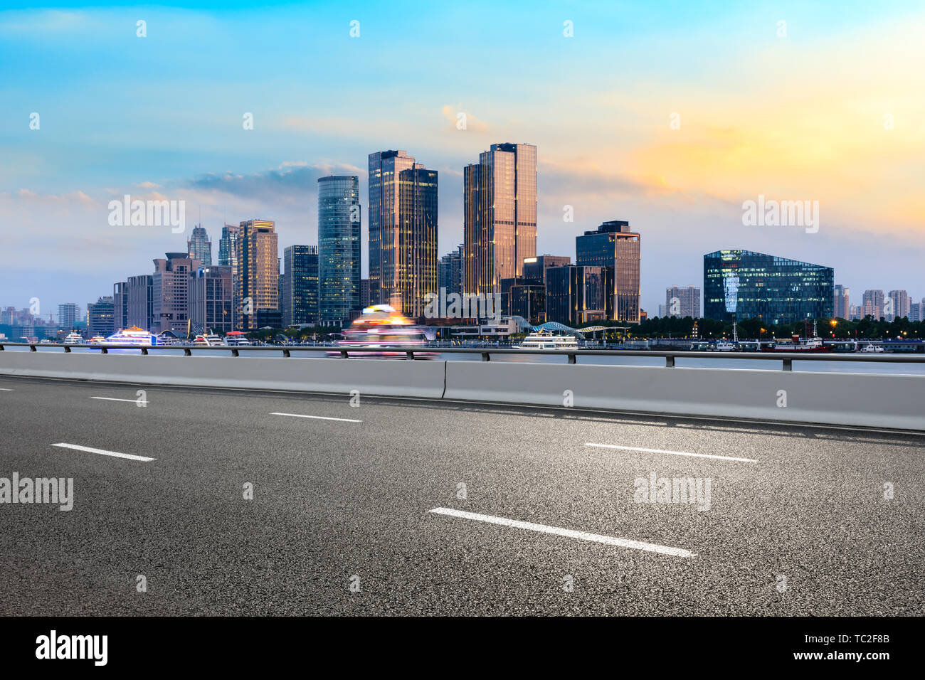 Shanghai skyline della città e il moderno ufficio commerciale edificio con strada vuota al crepuscolo Foto Stock