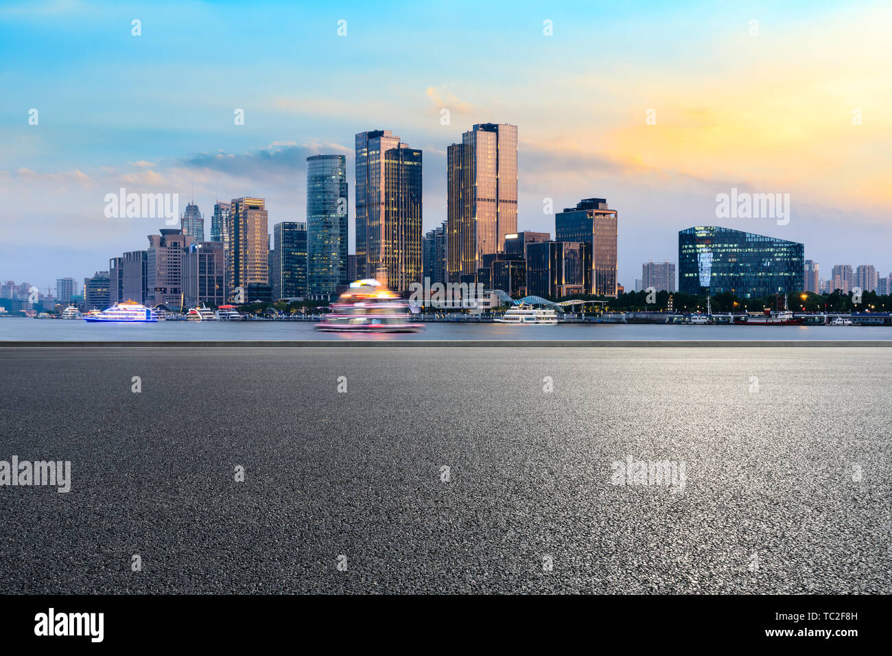 Shanghai skyline della città e il moderno ufficio commerciale edificio con strada vuota al crepuscolo Foto Stock