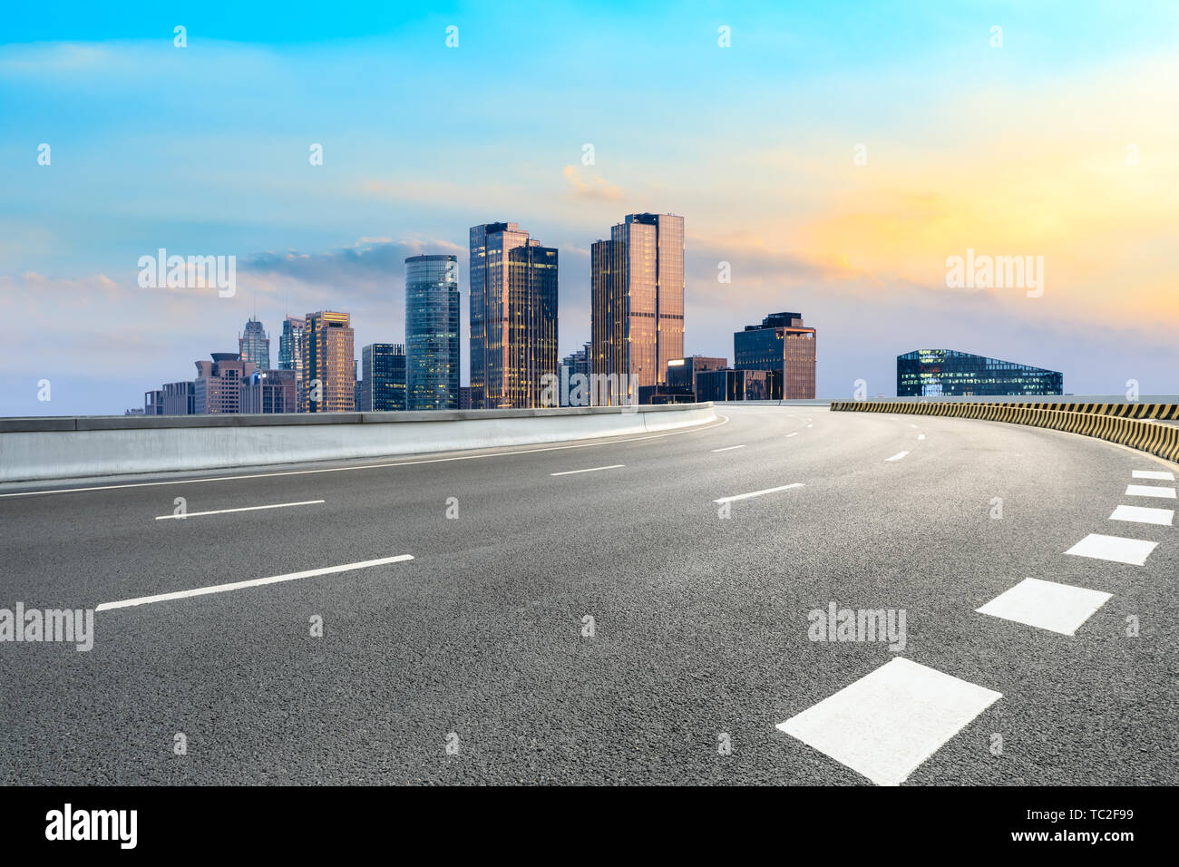 Shanghai skyline della città e il moderno ufficio commerciale edificio con strada vuota al crepuscolo Foto Stock