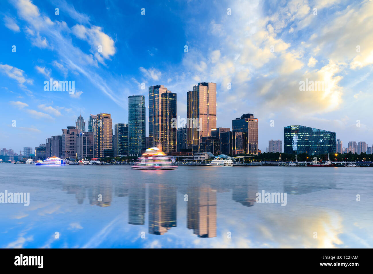 Shanghai skyline della città e il moderno ufficio commerciale edificio al crepuscolo Foto Stock