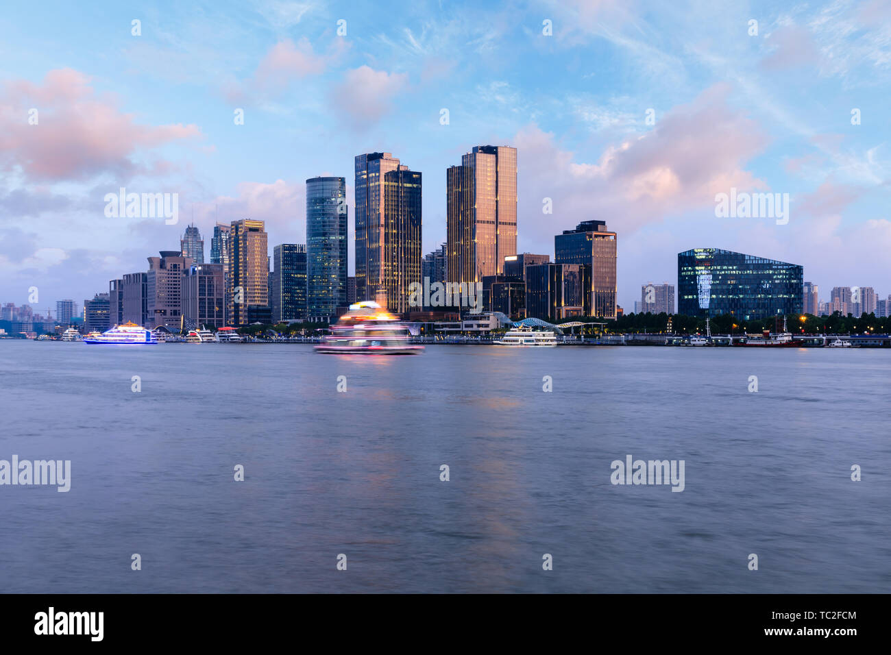 Shanghai skyline della città e il moderno ufficio commerciale edificio al crepuscolo Foto Stock