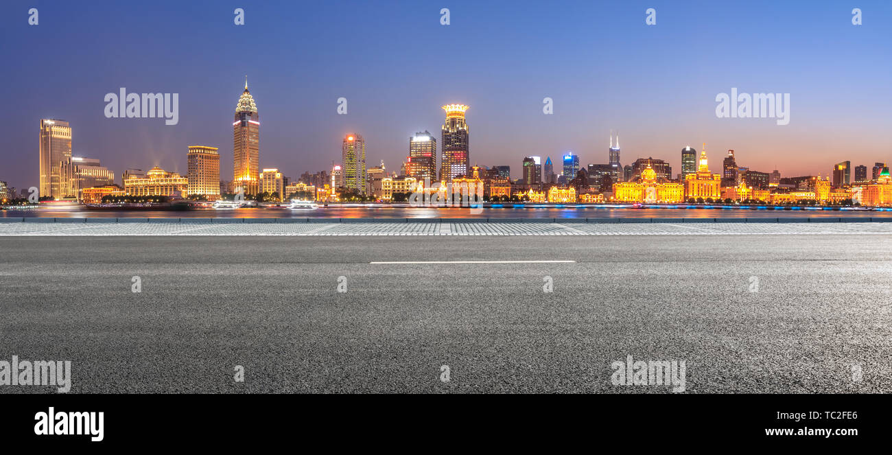 Shanghai skyline della città e di asfalto vuota autostrada al tramonto Foto Stock