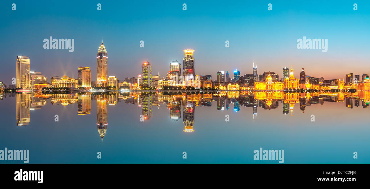 Splendido skyline della città notturna al Bund,Shanghai Foto Stock
