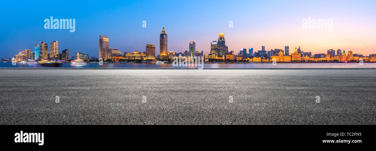 Shanghai skyline della città e di asfalto vuota autostrada al tramonto Foto Stock