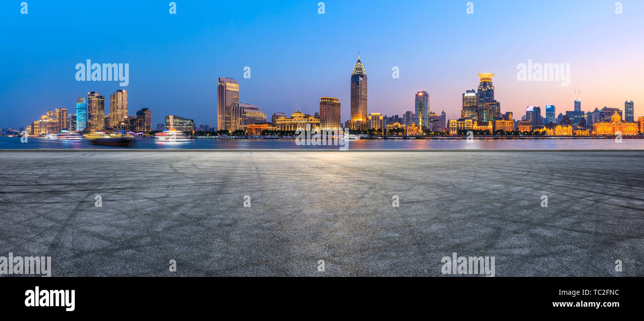 Shanghai bund skyline della città e vuoto strada asfaltata terreno di notte Foto Stock