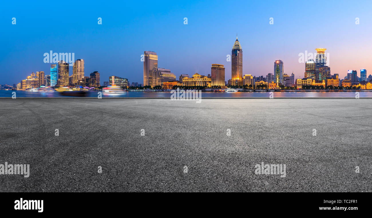 Shanghai bund skyline della città e vuoto strada asfaltata terreno di notte Foto Stock