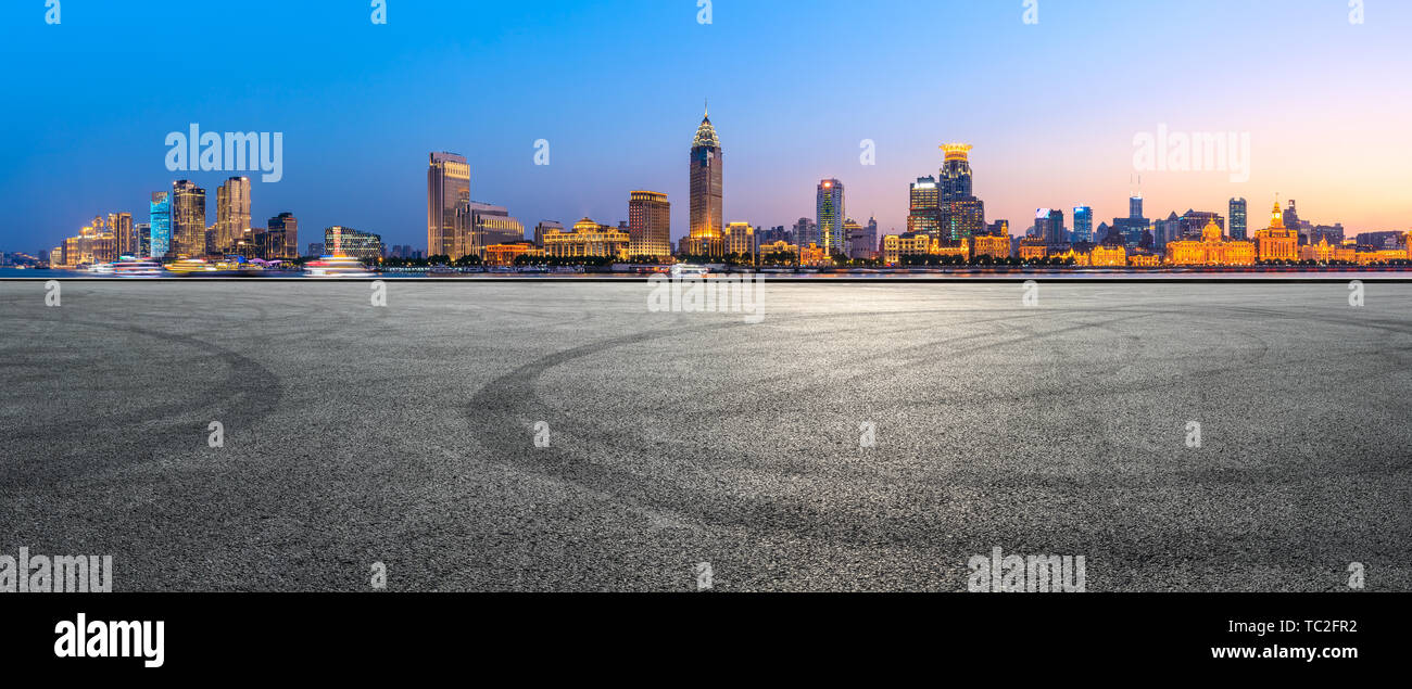 Shanghai bund skyline della città e vuoto strada asfaltata terreno di notte Foto Stock