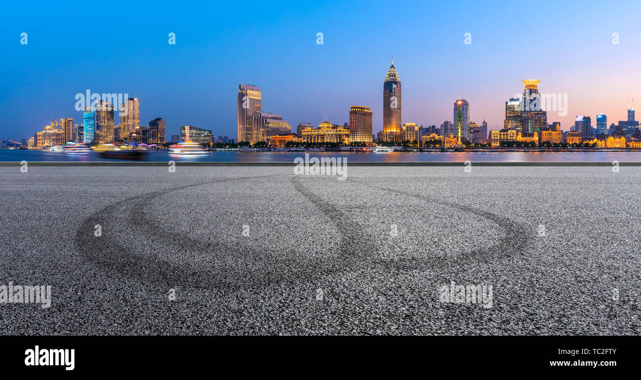Shanghai bund skyline della città e vuoto strada asfaltata terreno di notte Foto Stock