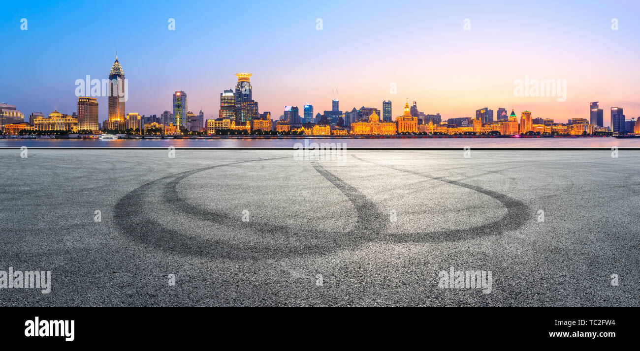 Shanghai bund skyline della città e vuoto strada asfaltata terreno di notte Foto Stock