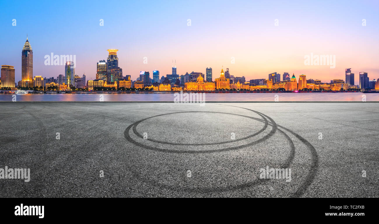 Shanghai bund skyline della città e vuoto strada asfaltata terreno di notte Foto Stock
