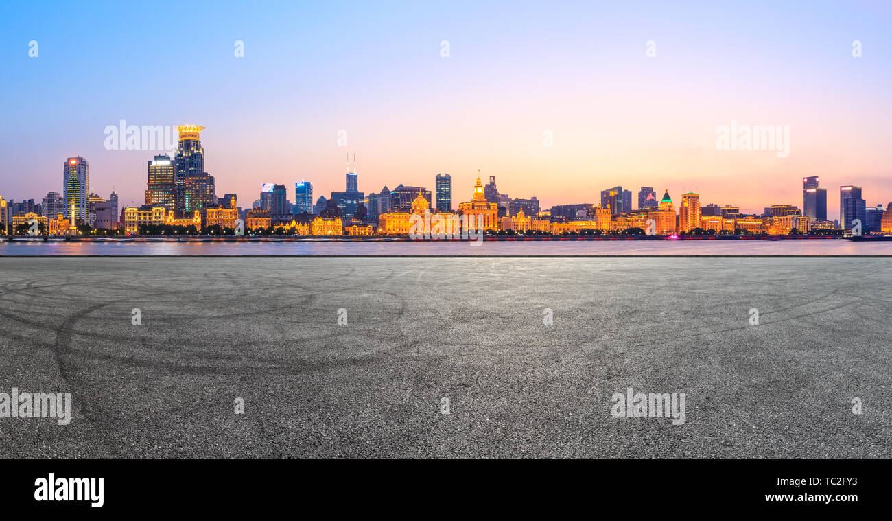 Shanghai bund skyline della città e vuoto strada asfaltata terreno di notte Foto Stock
