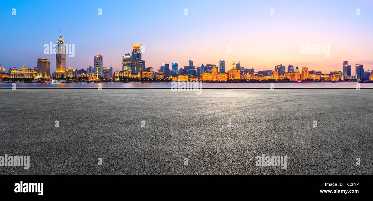 Shanghai bund skyline della città e vuoto strada asfaltata terreno di notte Foto Stock