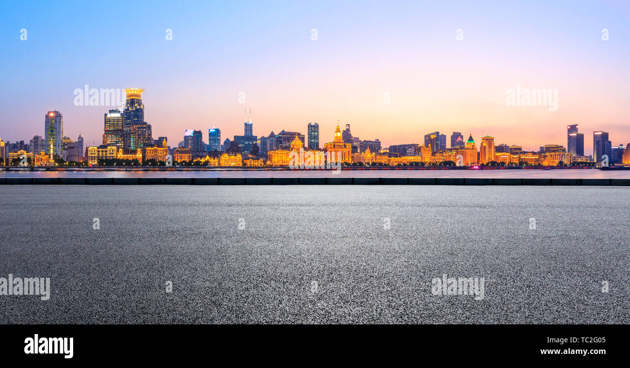 Shanghai skyline della città e di asfalto vuota autostrada al tramonto Foto Stock