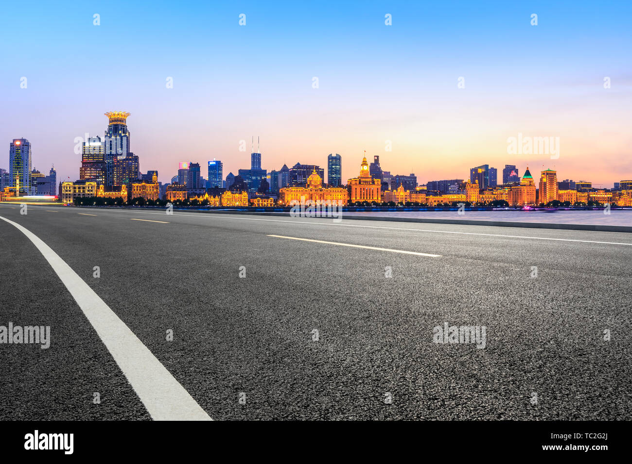 Shanghai skyline della città e di asfalto vuota autostrada al tramonto Foto Stock
