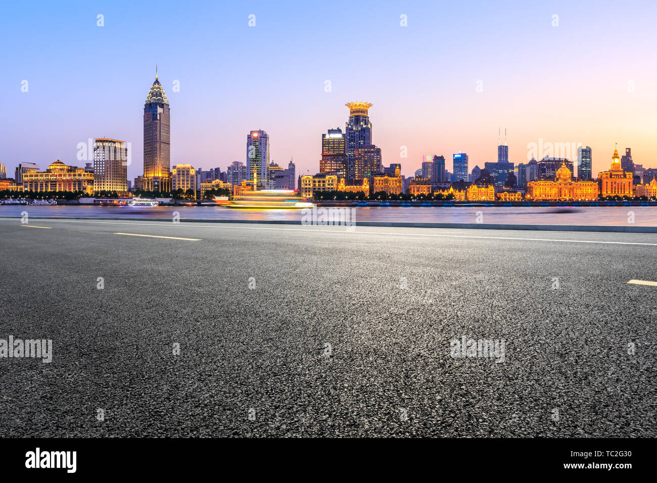 Shanghai skyline della città e di asfalto vuota autostrada al tramonto Foto Stock
