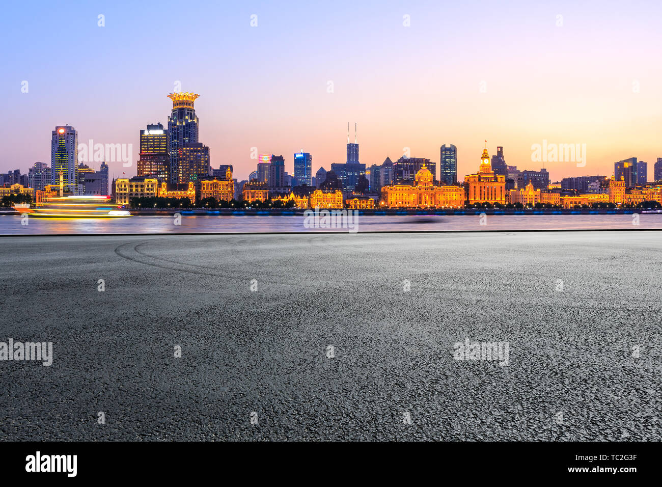 Shanghai bund skyline della città e vuoto strada asfaltata terreno di notte Foto Stock