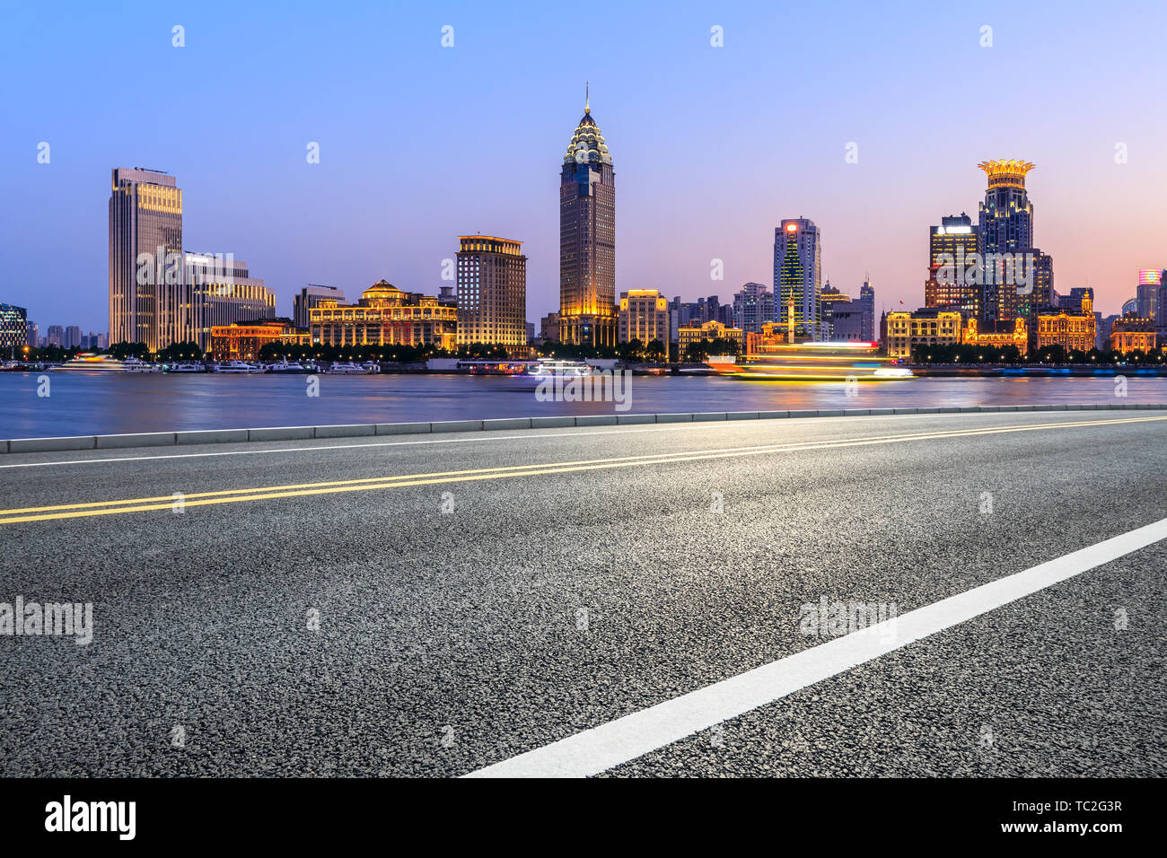 Shanghai skyline della città e di asfalto vuota autostrada al tramonto Foto Stock