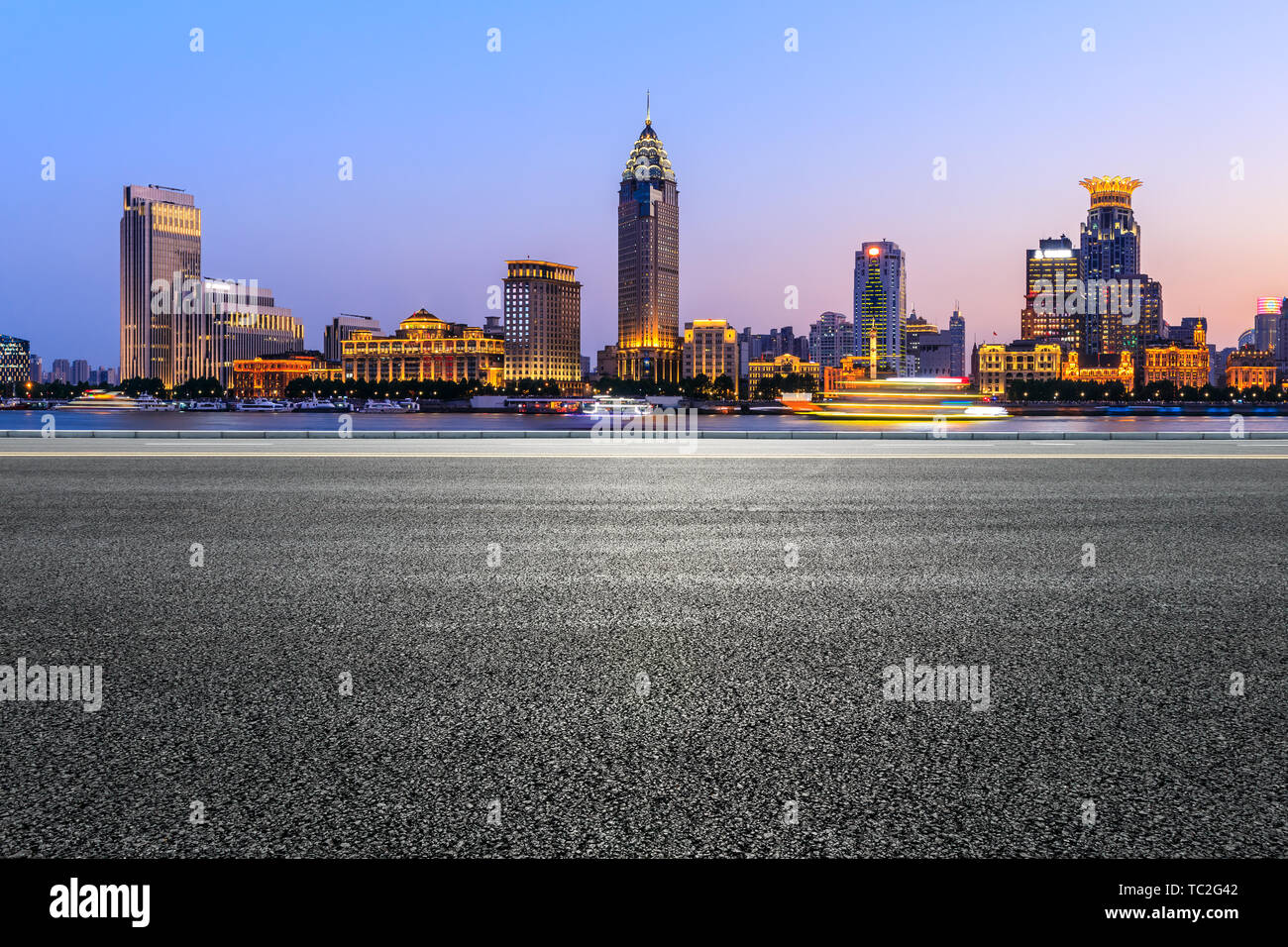 Shanghai skyline della città e di asfalto vuota autostrada al tramonto Foto Stock