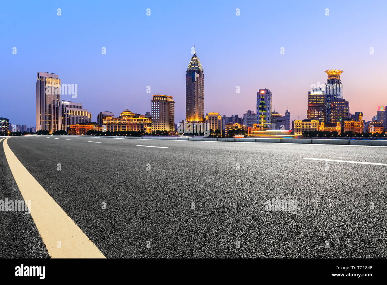 Shanghai skyline della città e di asfalto vuota autostrada al tramonto Foto Stock