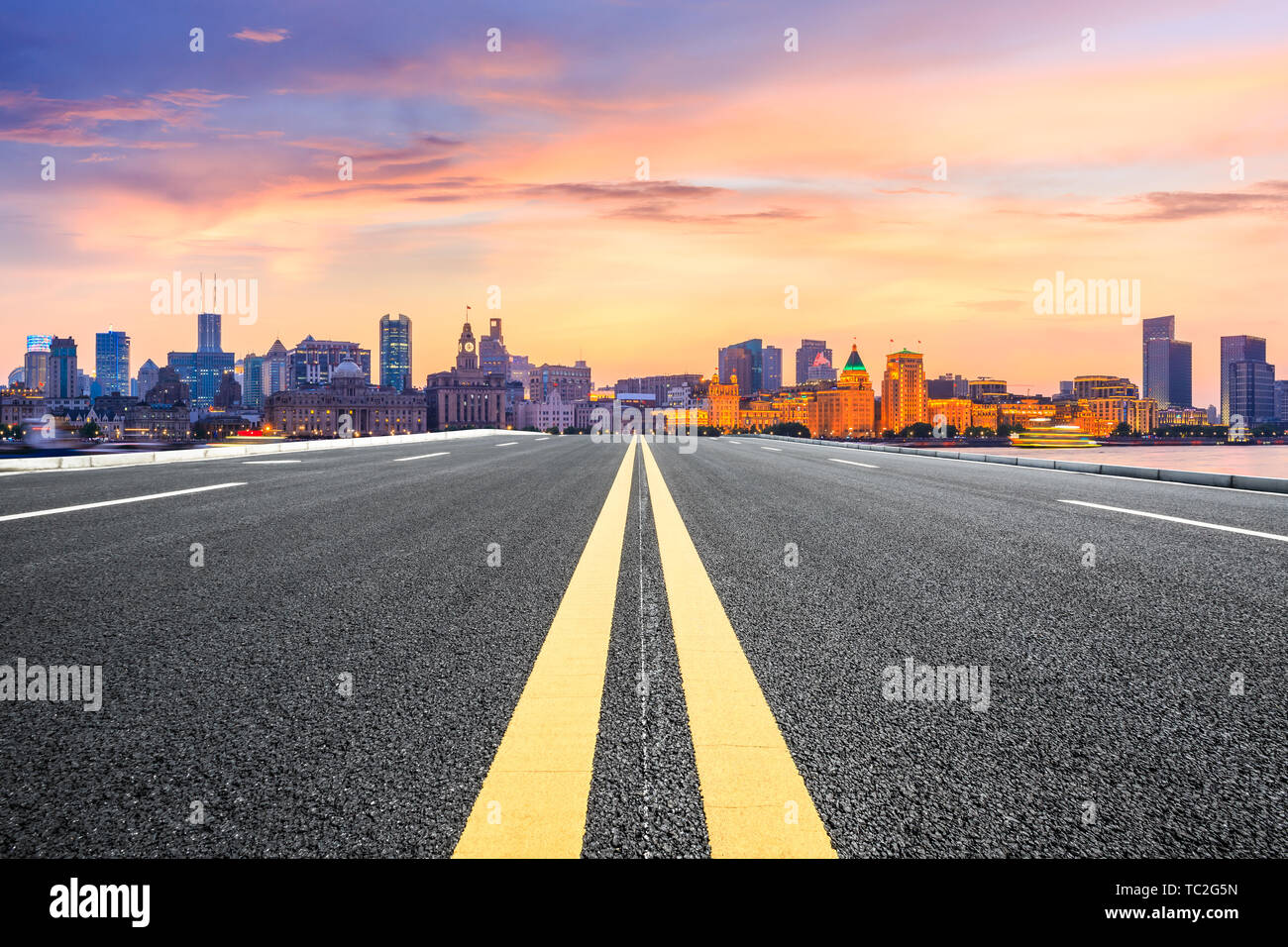Shanghai skyline della città e di asfalto vuota autostrada al tramonto Foto Stock