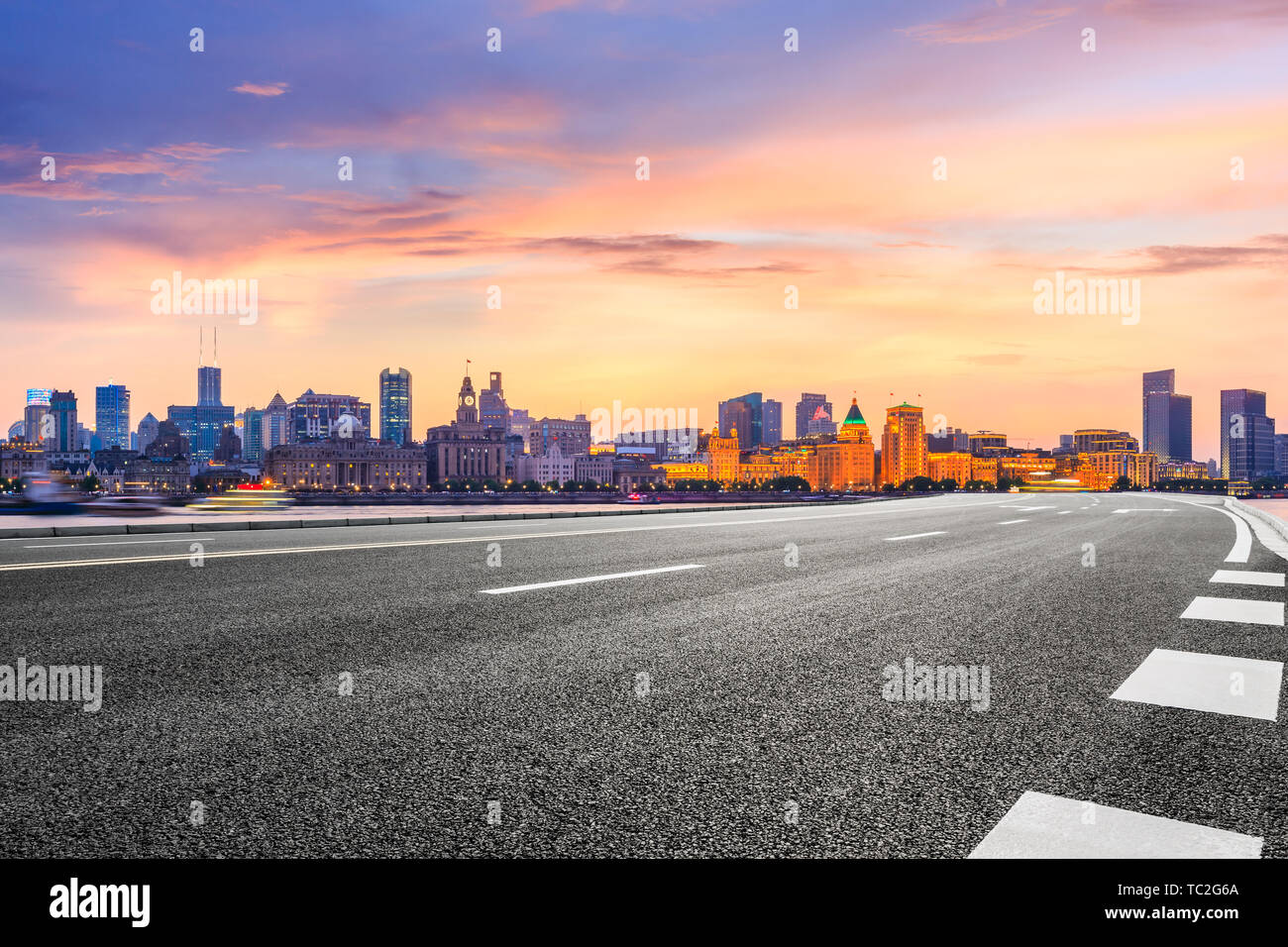 Shanghai skyline della città e di asfalto vuota autostrada al tramonto Foto Stock