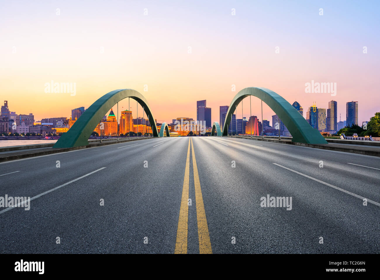 Shanghai skyline della città e di asfalto vuota autostrada al tramonto Foto Stock