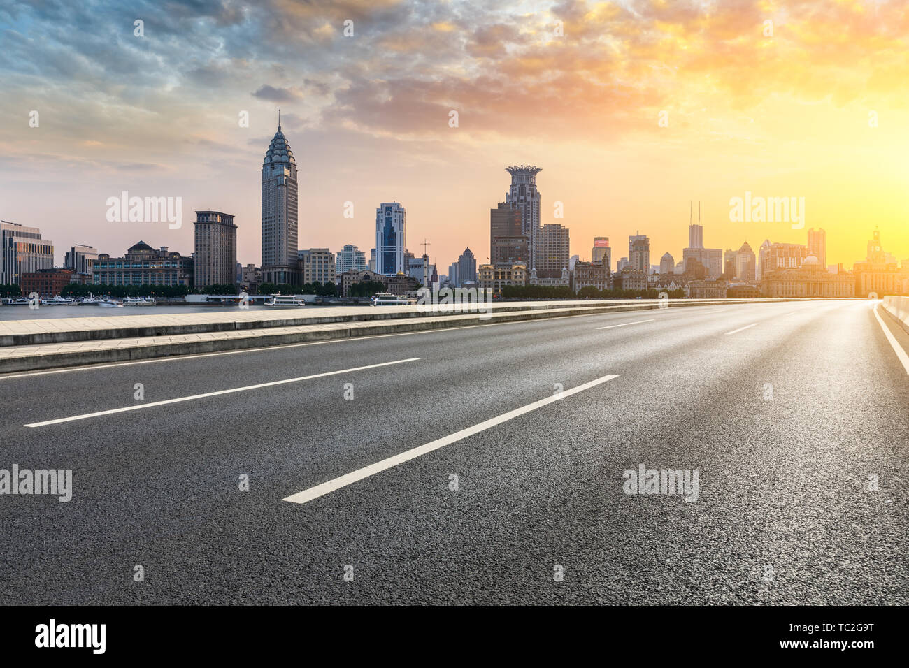 Shanghai bund skyline della città e di asfalto vuota autostrada al tramonto Foto Stock